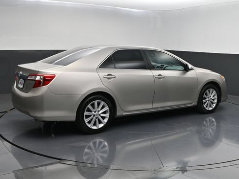 Used 2014 Toyota Camry XLE w/ Leather Package FWD image 7