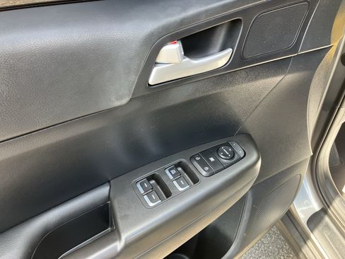 Used 2022 Kia Sportage LX AWD/4WD image 16