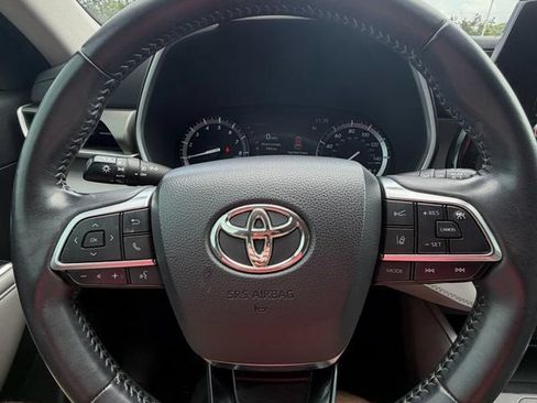 Used 2021 Toyota Highlander XLE AWD/4WD image 9