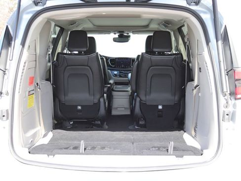 Used 2023 Chrysler Pacifica Limited image 38