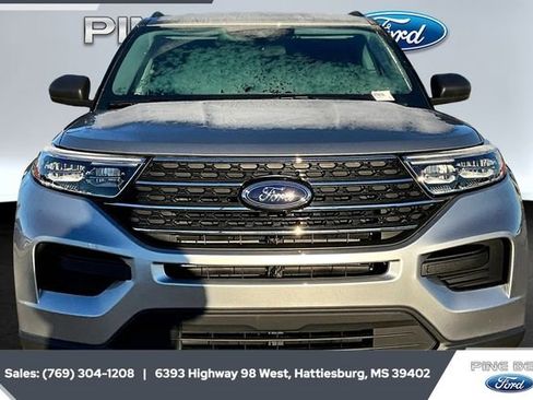 Used 2023 Ford Explorer XLT image 3