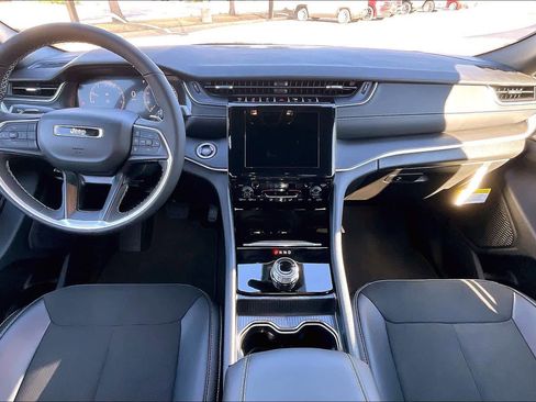 New 2025 Jeep Grand Cherokee Altitude image 5