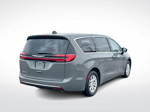 Used 2023 Chrysler Pacifica Touring-L image 8
