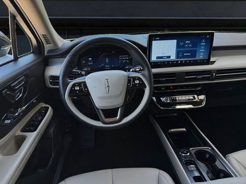 Used 2025 Lincoln Corsair FWD image 12