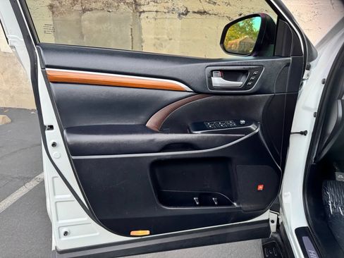 Used 2019 Toyota Highlander Limited FWD image 11