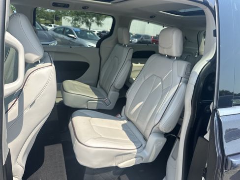 Used 2020 Chrysler Pacifica Limited FWD image 16