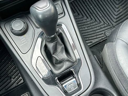 Used 2020 Jeep Cherokee Limited image 18