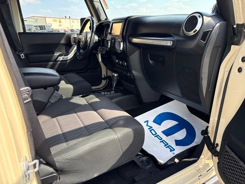 Used 2012 Jeep Wrangler Unlimited Rubicon w/ Connectivity Group AWD/4WD image 14