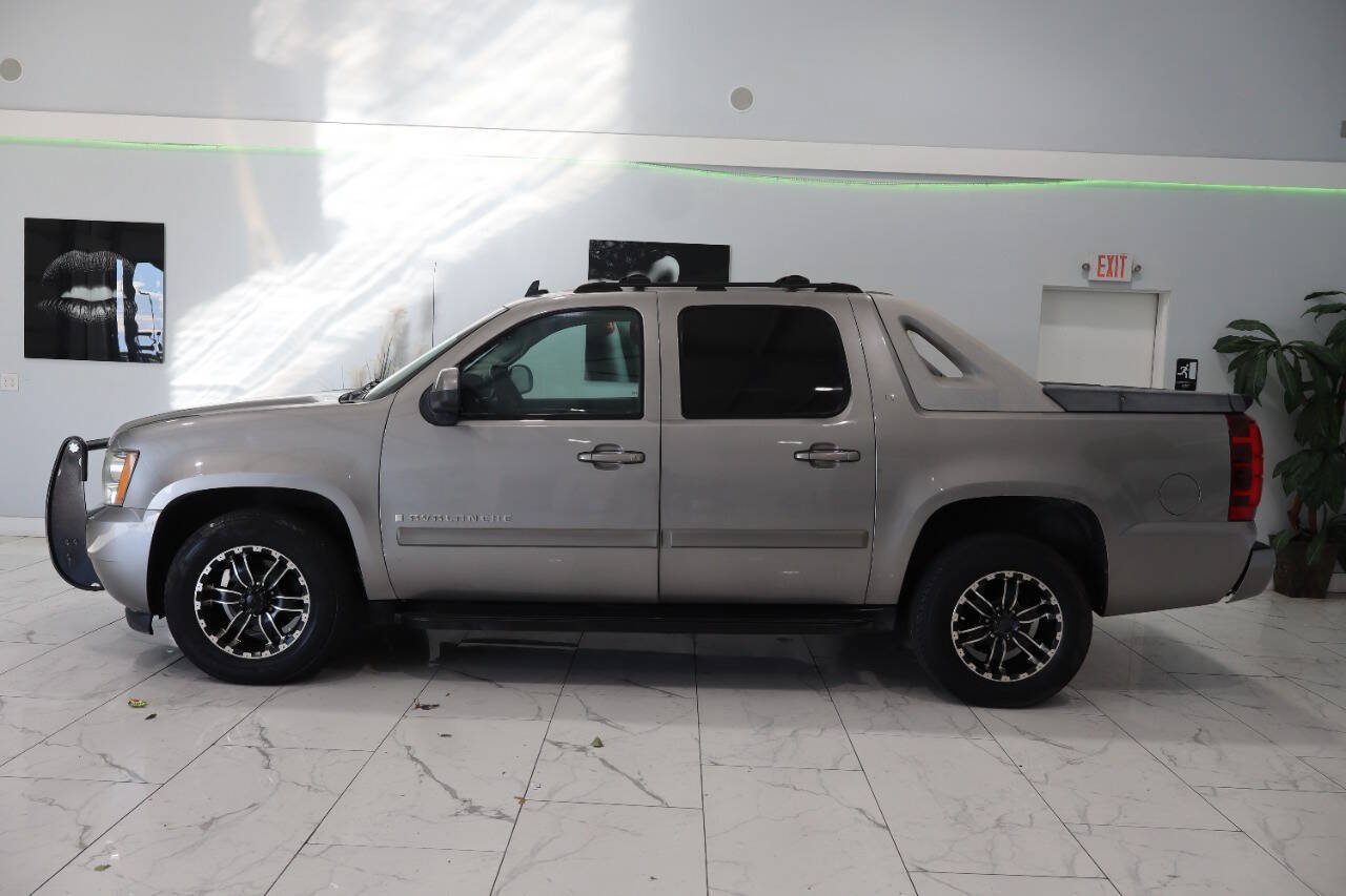 Used 2007 Chevrolet Avalanche LT w/ LT Preferred Equipment Group AWD/4WD image 2