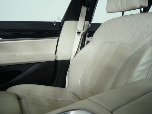 Used 2022 BMW 740i w/ M Sport Package image 27