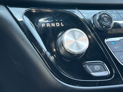 Used 2025 Chrysler Pacifica Select FWD image 25