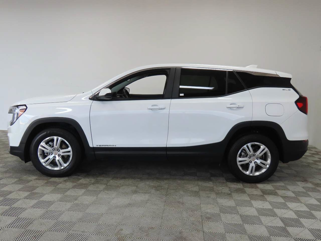 Used 2024 GMC Terrain SLE FWD image 5