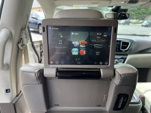 Used 2017 Chrysler Pacifica Touring-L Plus w/ Advanced Safetytec Group image 3