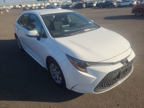 Used 2022 Toyota Corolla LE image 2