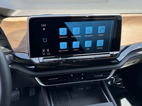 Certified 2025 Volkswagen Atlas SE FWD image 24