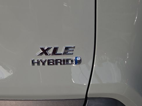 Used 2020 Toyota RAV4 XLE w/ Convenience Package AWD/4WD image 4
