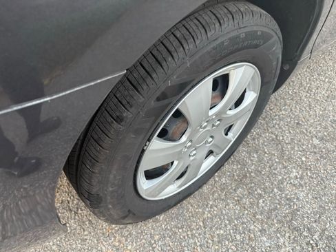 Used 2011 Toyota Camry LE image 29