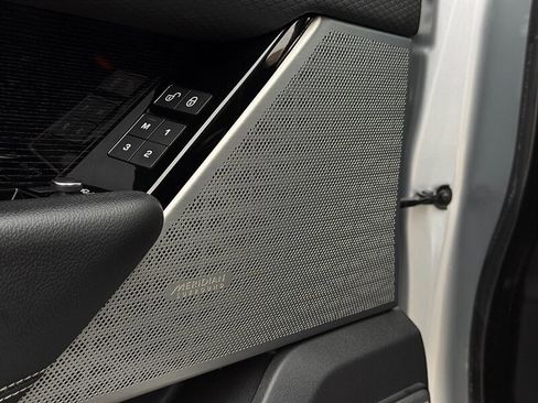 Used 2020 Land Rover Range Rover Velar S image 32