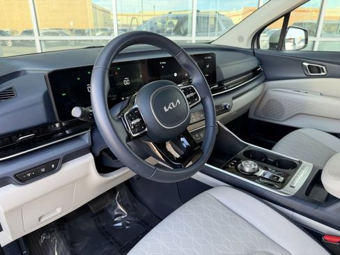 Used 2025 Kia Carnival EX image 33