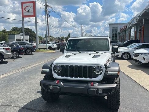 Used 2024 Jeep Gladiator Rubicon w/ Technology Group AWD/4WD image 8