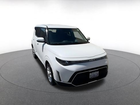 Used 2025 Kia Soul LX w/ LX Technology Package FWD image 3
