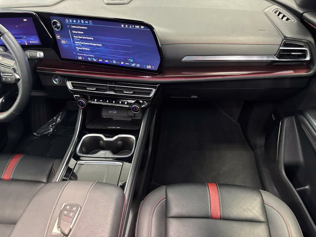 Used 2025 Chevrolet Traverse RS AWD/4WD image 21