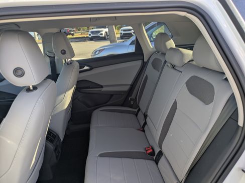 Used 2024 Volkswagen Taos SE w/ MDO Package image 14