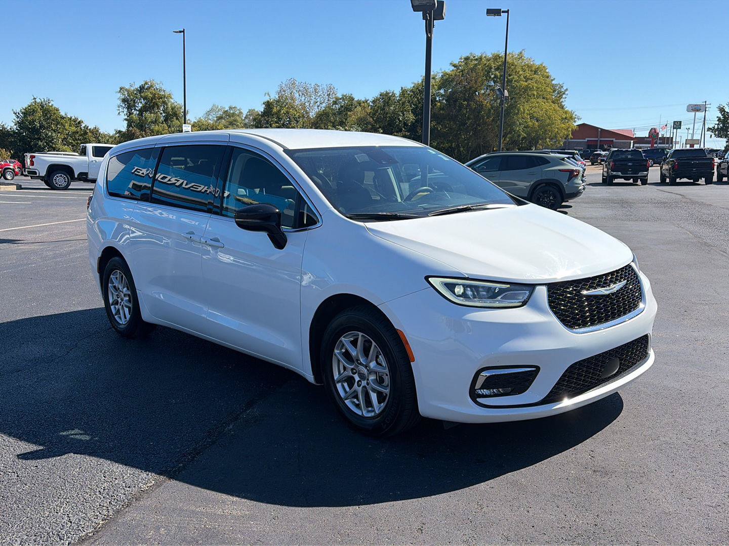 Used 2024 Chrysler Pacifica Touring-L FWD image 7