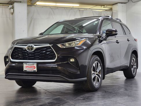 Used 2020 Toyota Highlander XLE AWD/4WD image 11