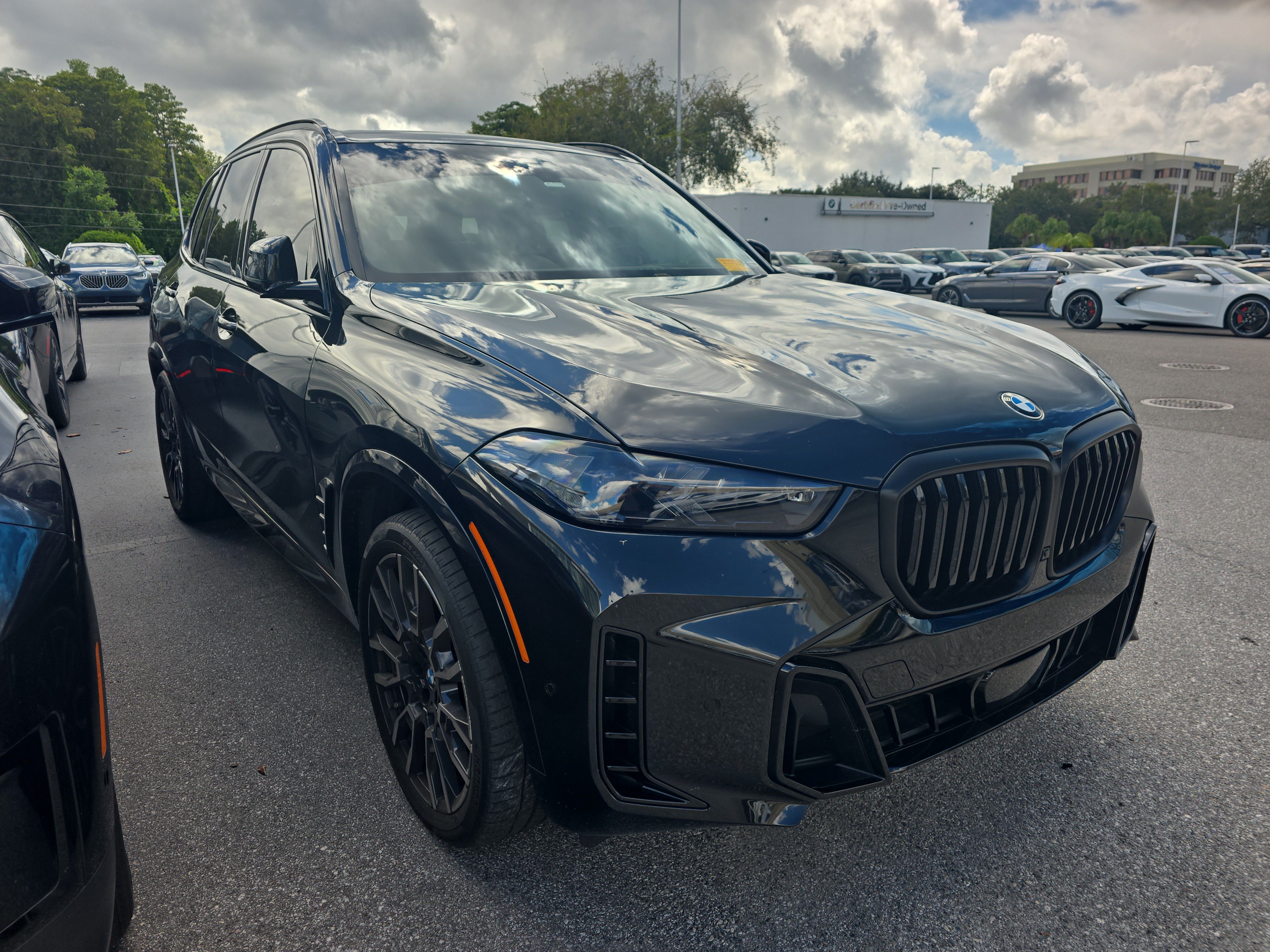 Certified 2025 BMW X5 xDrive40i w/ M Sport Package AWD/4WD image 1