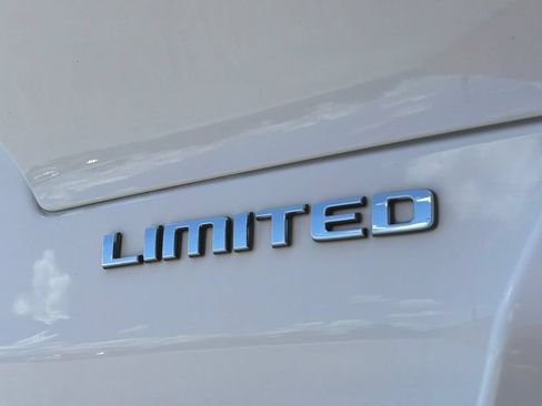 Used 2023 Jeep Grand Cherokee L Limited AWD/4WD image 19