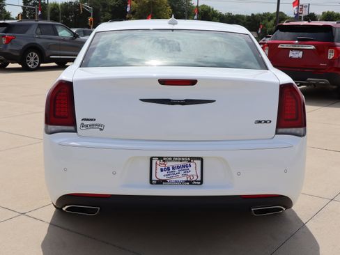 Used 2023 Chrysler 300 Touring L image 7