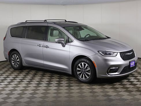 Used 2021 Chrysler Pacifica Touring-L image 2