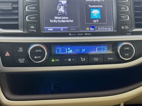 Used 2019 Toyota Highlander Limited Platinum FWD image 15