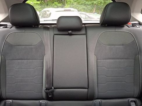 Certified 2025 Volkswagen Taos SE AWD/4WD image 19