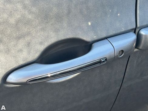 Used 2019 Chrysler Pacifica Touring-L FWD image 8