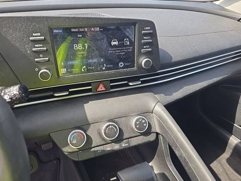 Used 2025 Hyundai Elantra SE FWD image 8