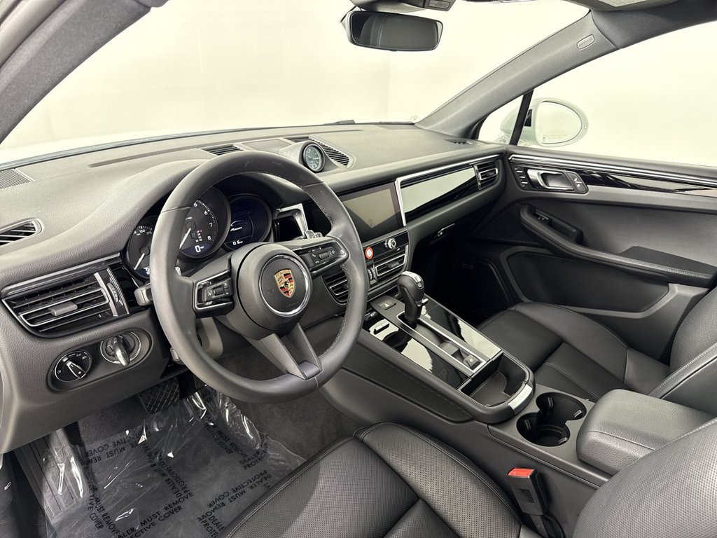 Certified 2025 Porsche Macan AWD/4WD image 4