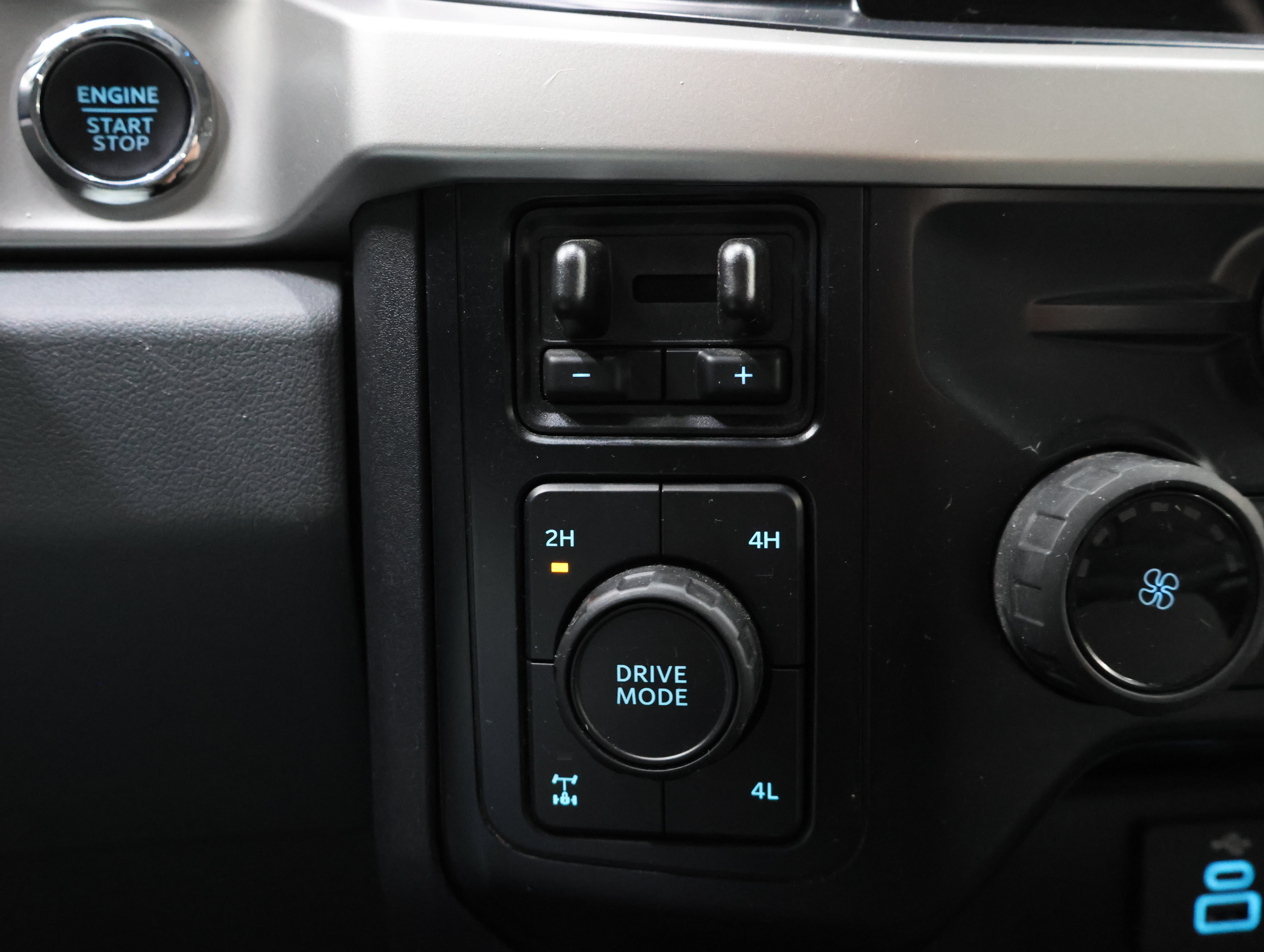 Used 2023 Ford F350 XLT w/ XLT Premium Package AWD/4WD image 49