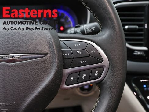 Used 2023 Chrysler Pacifica Touring-L FWD image 16