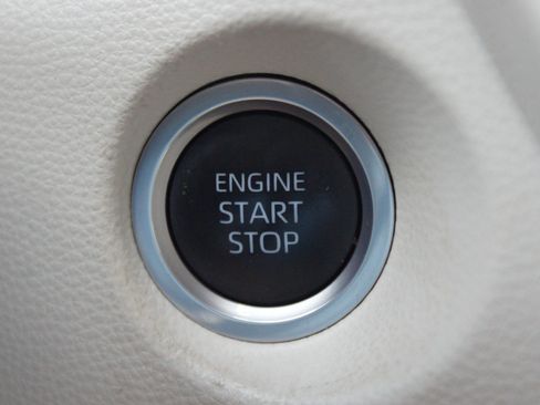 Used 2023 Toyota Corolla Cross XLE w/ Convenience Package FWD image 9