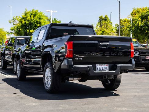 Used 2025 Toyota Tacoma SR w/ SR Upgrade Package AWD/4WD image 7
