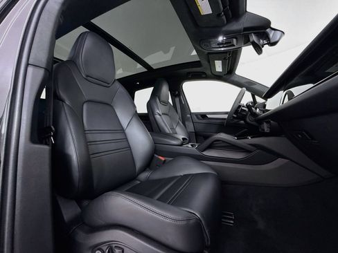 Certified 2025 Porsche Cayenne GTS AWD/4WD image 30