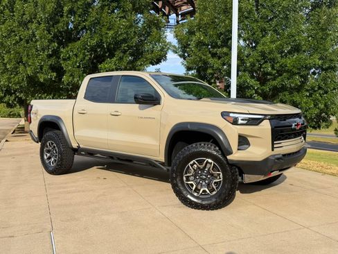 Used 2024 Chevrolet Colorado ZR2 w/ Technology Package AWD/4WD image 1
