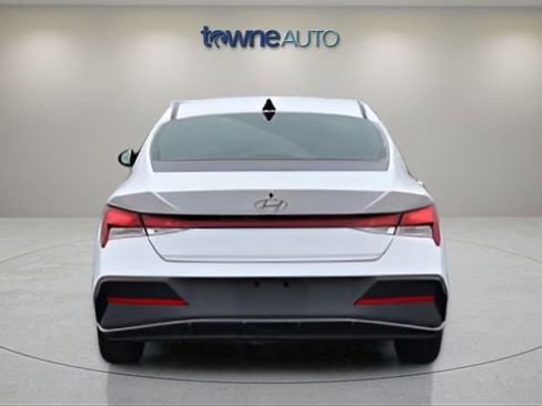 Used 2024 Hyundai Elantra SEL FWD image 4