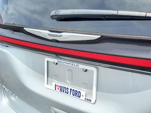 Used 2023 Chrysler Pacifica Touring-L FWD image 31