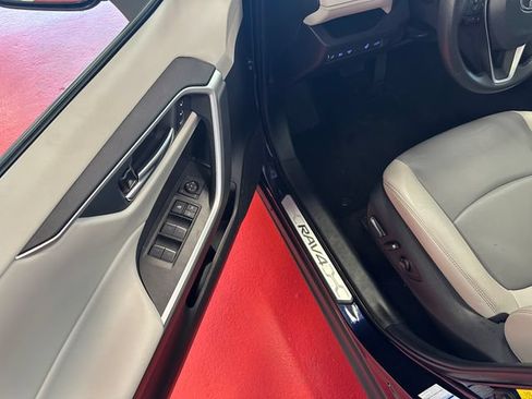 Certified 2022 Toyota RAV4 XLE Premium AWD/4WD image 9