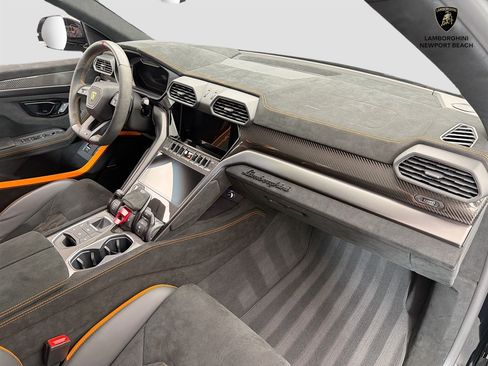 Used 2024 Lamborghini Urus Performante AWD/4WD image 8