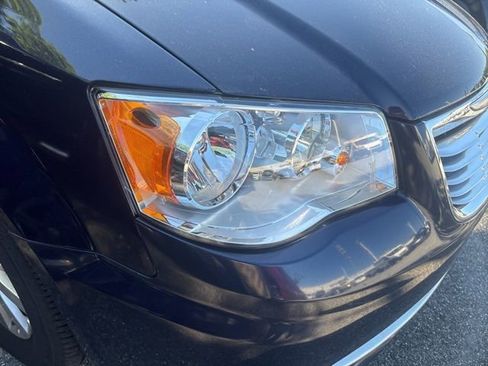 Used 2013 Chrysler Town & Country Touring FWD image 4