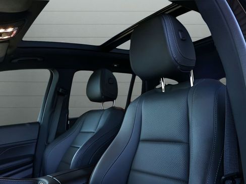 Used 2025 Mercedes-Benz GLS 450 4MATIC image 2